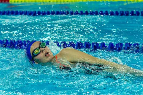swimming women